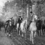 Etwa 100 Reiter nehmen am Ausritt zur Jagd, veranstaltet vom Schleppjagdverein, beim Jagdschloss Stern in Potsdam teil.